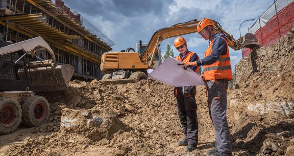 ludzie z&nbsp;planami budowy